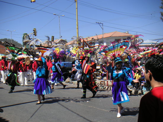 Tänzer mit großem Kopfschmuck.....