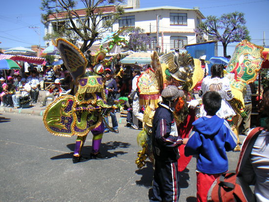 .....mit schweren Kostümen.....