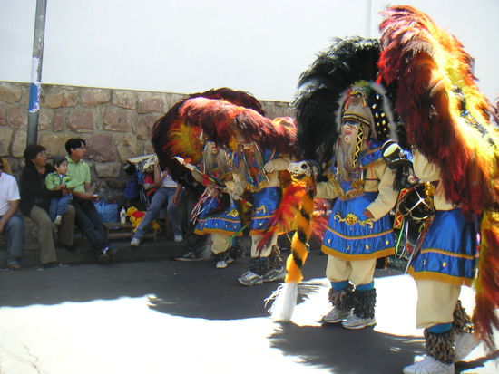 .......noch mehr schweren Kopfschmuck und warmen Masken.....