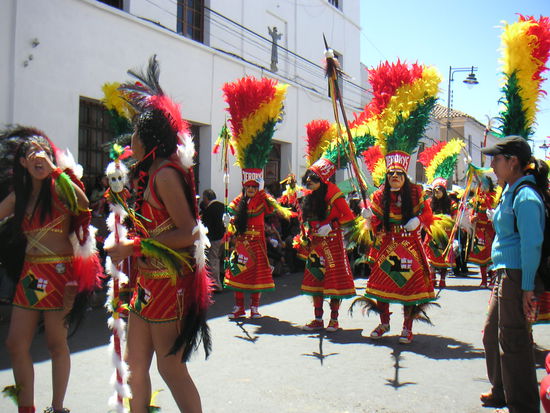 .....leicht bekleidet und mit bolivianischen Farben.
