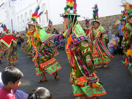 Traditonell, bunt und ein schneller Tanz, der Frauen .......