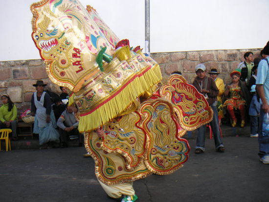 Diese Kostüme sollen so um die 50 kg wiegen, sicherlich kein Spaß, aber gehört dazu.....