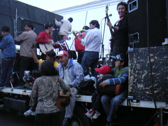 Normal ist die Kapelle mitgelaufen, aber diese Band braucht Verstärker und hat improvisiert.