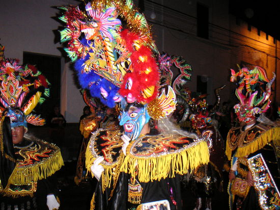 Bunt, schrill, laut, bolivianisch, sicher nicht so einfach mit so einer hohen Maske zu tanzen.