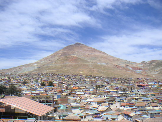 Auf dieser Höhe wächst fast nichts mehr, und der Berg dominiert die Stadt.