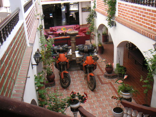 Hier hatten wir ein Hotel mit Heizung und warmen Wasser, und so haben die Motos in der Hotelhalle geparkt.