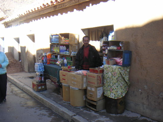 An diesem unscheinbaren Stand erworben wir Kokablätter, 96%igen Alkohol und Dynamitstangen, als Mitbringsel für die Bergarbeiter.