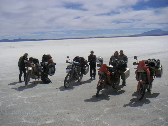 Der Salar de Uyuni und bayrische Motorradfahrer.