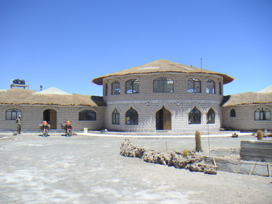 Das Salzhotel, jeder Stein ist ein Salzziegel und derr Boden besteht aus losem  groben Salz, sogar das Bett und die Bänke sind aus Salzblöcken.