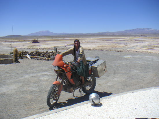 Bolivianische Cholita auf dem Motorrad.
