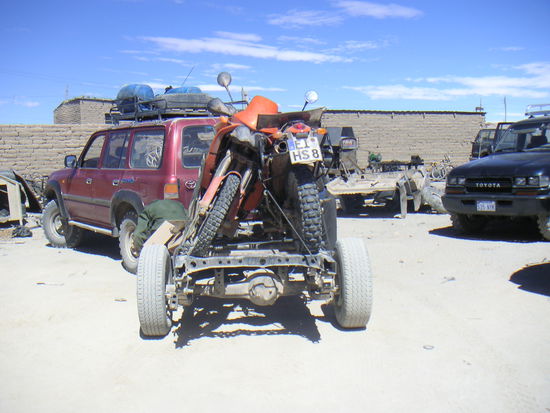 Der Transport, Anhänger Marke Eigenbau und die Motos zusammen geschnürt wie ein Paket.