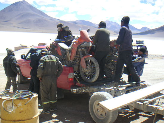 Umladen der Moto's vom Hänger auf den Pickup - kalt - windig und über 4.000m Höhe.