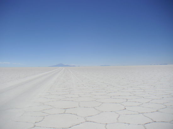 Eine Weite, die man sich kaum vorstellen kann. Und beim Fahren denkt man immer der Untergrund ist glatt, weil es aussieht wie Schnee und Eis, ein seltsames Fahrgefühl, den es fährt sich wie Asphalt.
