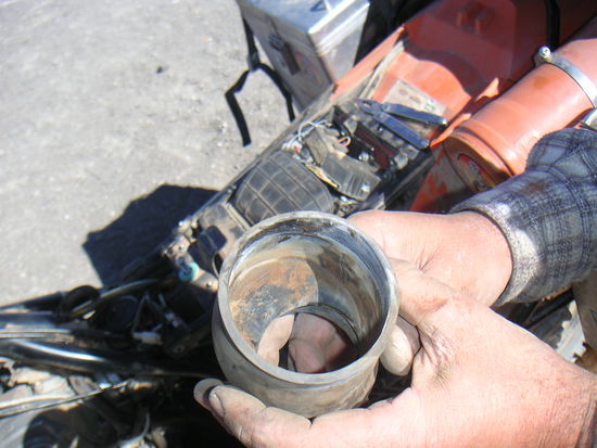 - bei genaueren Einblick kam ganz schön viel Staub im Vergaser zum Vorschein.
Und das alles auf einer Höhe von 3.660 m Höhe.