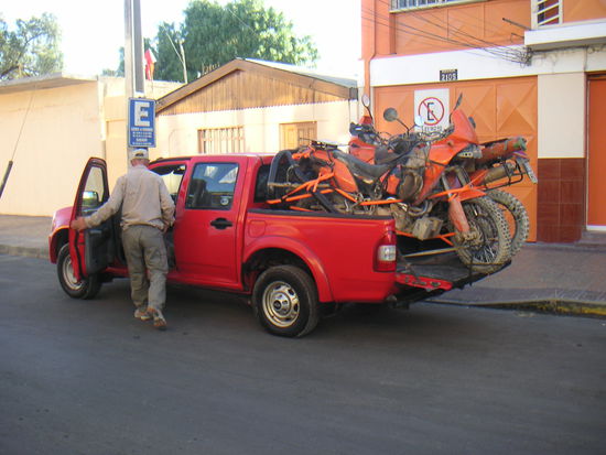 Wieder verladen, grade so draufgepasst und festgezurrt, so sollten die ersten Kilometer nicht in Chile aussehen.