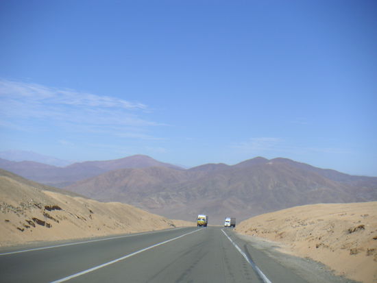 Asphaltstraße mit Markierung, das hatten wir schon lange nicht mehr. 
Die Panamericana!!