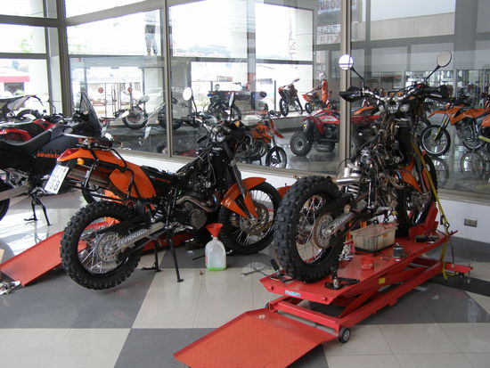 Eine Woche später sehen sie dann so aus. Die Werkstatt ist vorbildlich. 
Beachtet bitte im Hintergrund den Laden. Wir sind in Südamerika !