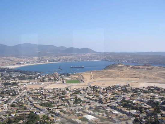 Die Bucht der kleinen Hafenstadt, die Schwesterstadt von La Serena ist.