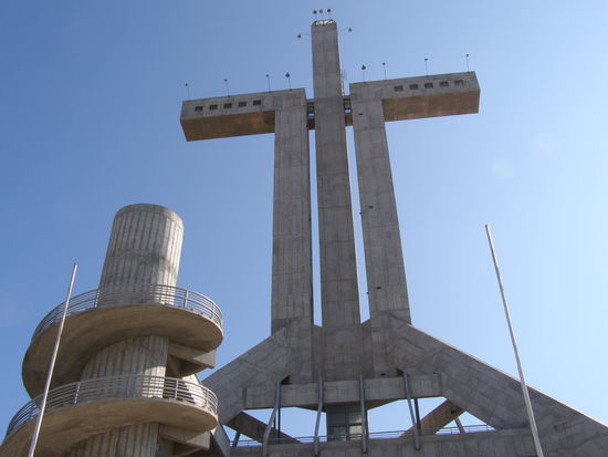 Das Wahrzeichen von Coquimbo, ein 90 m hohes Kreuz, dank Aufzug bietet es einen schönen Blick auf die beiden Städte.