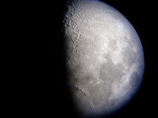 Den Saturn konnten wir gut sehen, aber nicht fotografieren.
Dafür war der Mond um so näher.