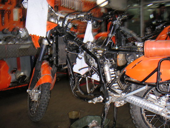 Und der Rest des Motorrades, quasi mit "OP" am offenem Herzen. Und das schaffen die alles innerhalb einer Woche.