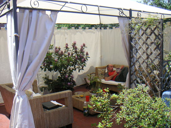 Dank einer tollen Dachterasse, wurde das "Zeit totschlagen" ganz angenehm.