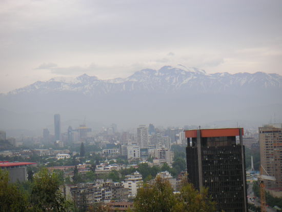 Kontraste, Wolkenkratzer und 6 000 Meter-Berge.