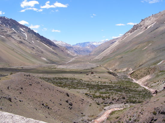 Dafür belohnt mit tollen Blicken, und in Argentinien immer diesem Tal entlang dem Rio Mendoza.