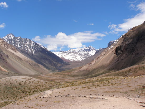 Rückblick zum Paß, der ganz oben in einem Tunnel durch den Berg führt.