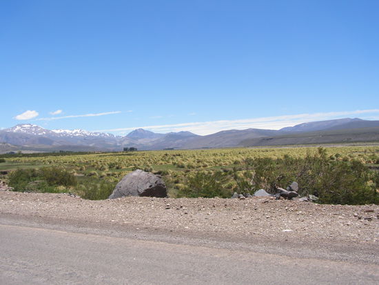Im Flußtal entlang, zur Zeit aber mit wenig Wasser.