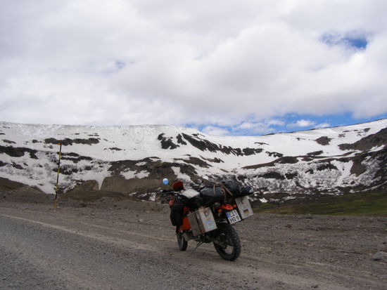 Paßhöhe, sieht nicht nur frostig aus, war es auch.