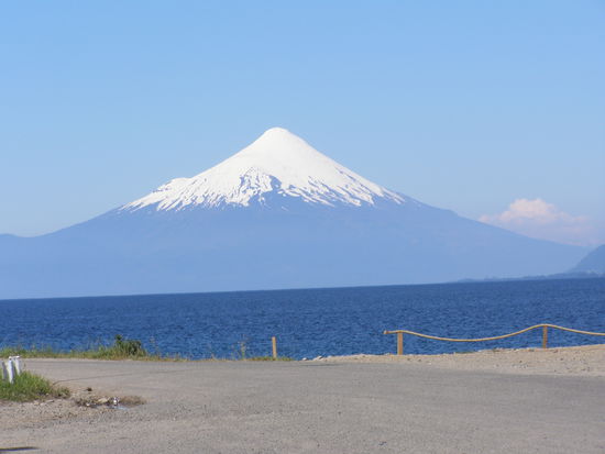 Der Osorno, dort oben gibt es eine Sesselbahn, für die Skifahrer.
Wir sind hier so 60 km entfernt, der ist wirklich groß.