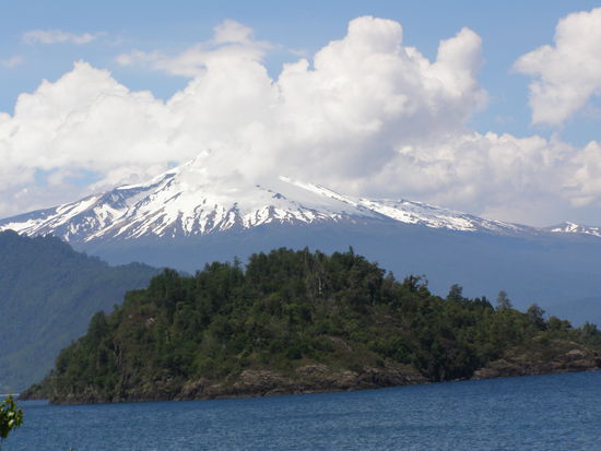 Ein anderer Vulkan und der See im Vordergrund, schon fantastisch.