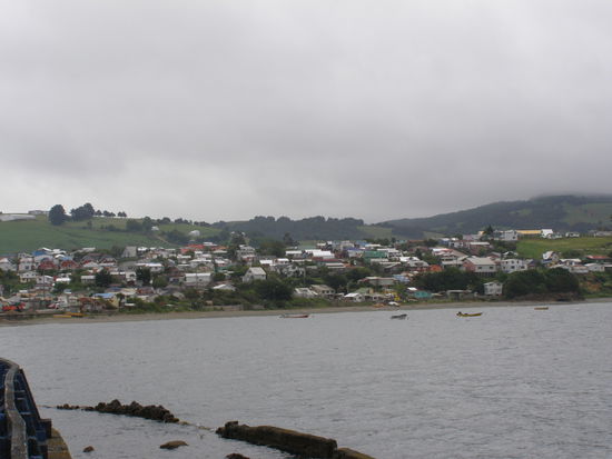 Ancud am Pazifik, mit sanften Hügeln, Holzhäusern.....