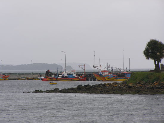 ......und kleinem Hafen, das Meer ist der Hauptarbeitgeber auf der Insel.