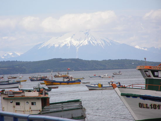 Einer von vielen Vulkanen, sieht ganz nah aus, dazwischen liegt aber ein Stück Pazifik.