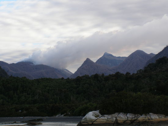 Einer der kleinsten Vulkane ist ausgebrochen, mit gewaltigen Ascheregen hat er den Ort verschüttet.