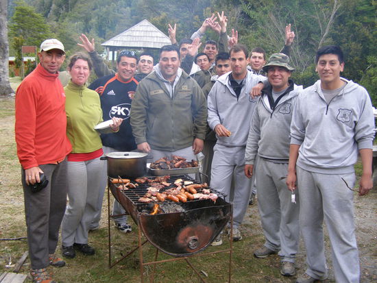 Neugierig fragten Sie uns aus über die Reise und Deutschland, da wurden wir zum Essen eingeladen und hatten viel Spaß.