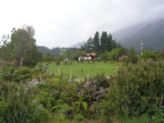 Ein Campo auf der Strecke, Häuser ganz unterschiedlich, aber immer aus Holz.