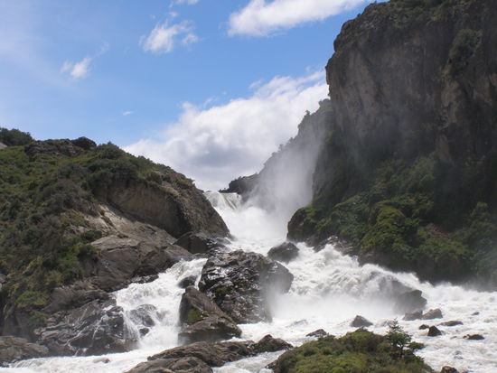 Salto Ibanez, kleiner Wasserfall am Wegrand.