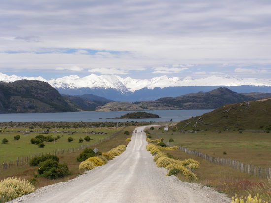 Die Piste erreicht hier den Lago General Carrera, und im Hintergrund immer die Anden mit ihren fantastischen Gipfeln.