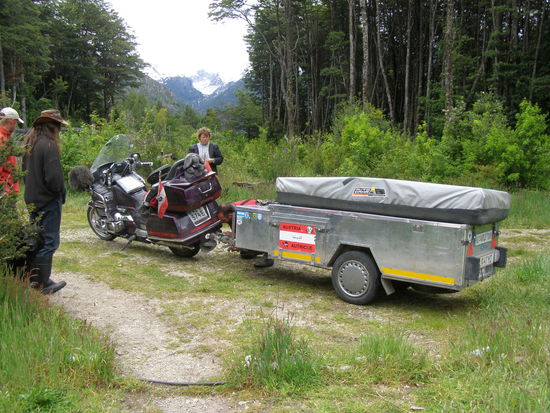 Arno und Margit sind mit einer Goldwing mit Anhänger, die findet ihr auch in "umdiewelt"
Zusammen hatten wir ein schönes und außergewöhnliches Silveser.