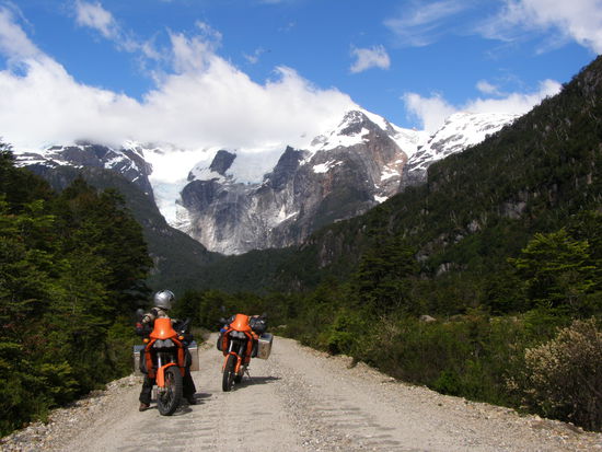 ... und sieht ganz hinten an der Bergwand sogar den hängenden Gletscher.