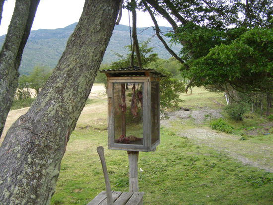 Kühlschrank ohne Strom, patagonisch eben. Der Wind wirds schon machen.
