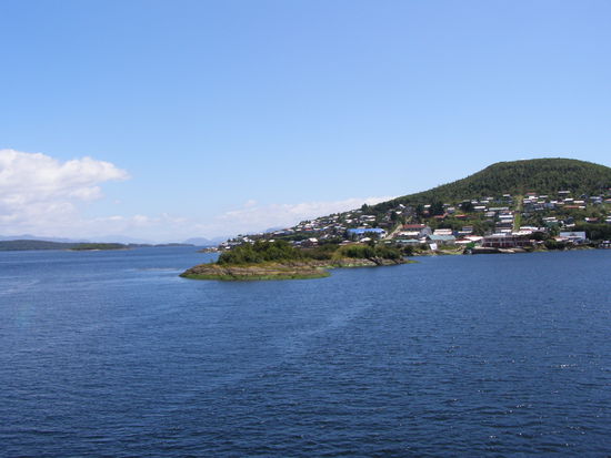 Ein kleiner Hafen, ein kleines Dorf, das nur vom Wasser erreichbar ist.