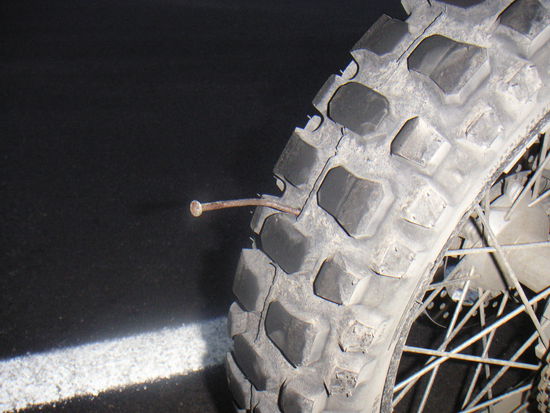 Das sieht ganz nach Panne aus, unsere erste Reifenpanne und das auf guter Teerstraße, dieses Loch war groß und die Luft ganz schnell raus.