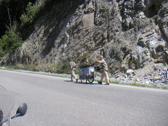 Wir treffen die unterschiedlichesten interessanten Leute, die beiden sind so ein Jahr in Südamerika unterwegs, gestartet in Lima und auch schon im Süden von Argentinien. Bewundernswert oder verrückt, Ansichtssache.