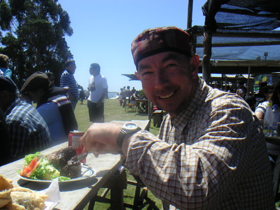 Es schmeckt und macht Spaß, hungern müssen wir nicht. Es gibt fast immer und überall leckers Essen.