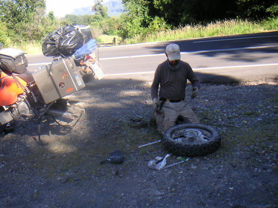 20 Minuten und wir konnten weiterfahren, einfachste ist den Schlauch zu wechslen und in der nächsten Gomeria flicken lassen. Daher haben wir immer Ersatz dabei, dann geht es schnell.