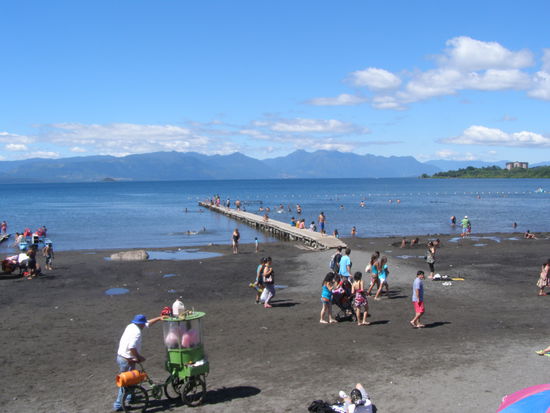 Strandleben am Lago Villarica, die Chilenen sind abgehärtet, das Wasser war "mucho frio".